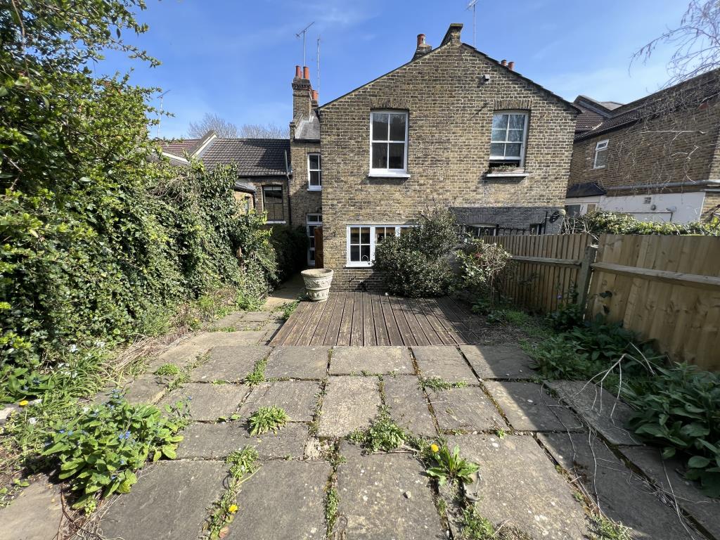 Lot: 155 - FREEHOLD TERRACE HOUSE FOR IMPROVEMENT - 